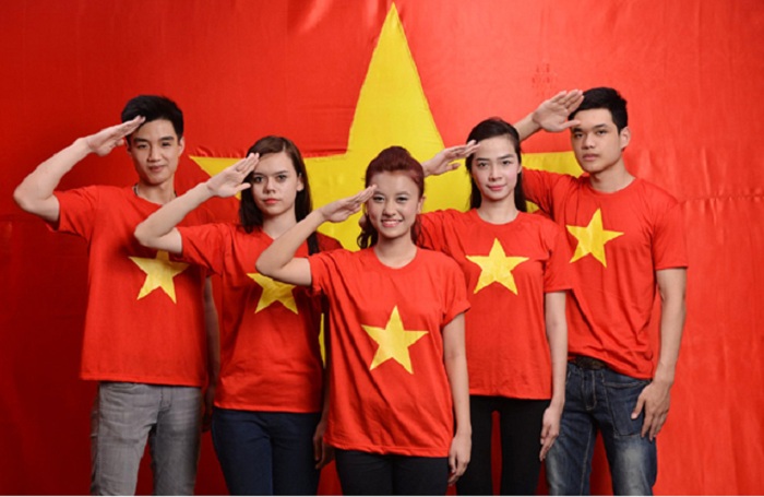 Áo cờ đỏ sao vàng là biểu tượng quốc gia của Việt Nam. Vào năm 2024, mặc dù giá một chiếc áo cờ vẫn có thể tăng nhẹ, nhưng đây là đầu tư tuyệt vời cho tình yêu của bạn dành cho đất nước. Hãy mặc áo cờ đỏ sao vàng và cảm nhận sức mạnh của danh dự và lòng tự hào.