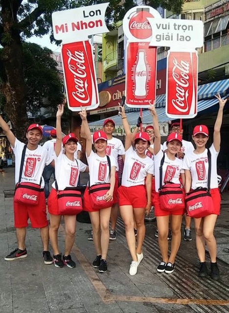 đồng phục coca cola trắng đỏ