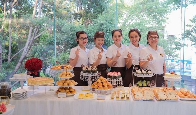 Đồng phục tiệm bánh giúp nhận diện thương hiệu hữu ích
