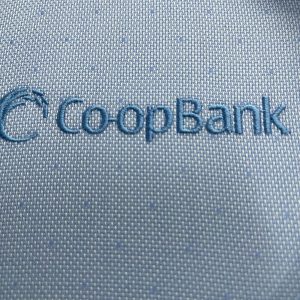 Thêu logo áo Coopbank