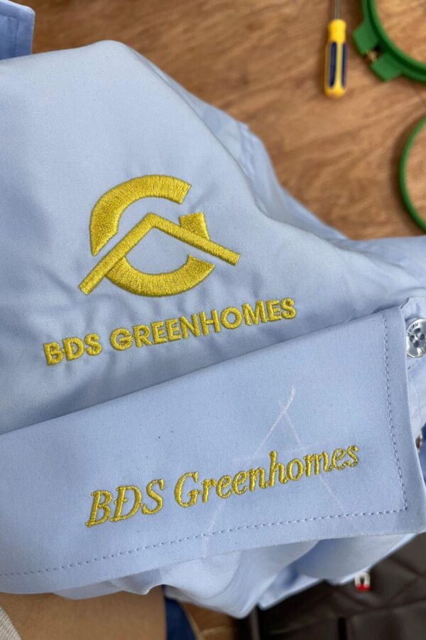 Thêu logo lên áo sơ mi