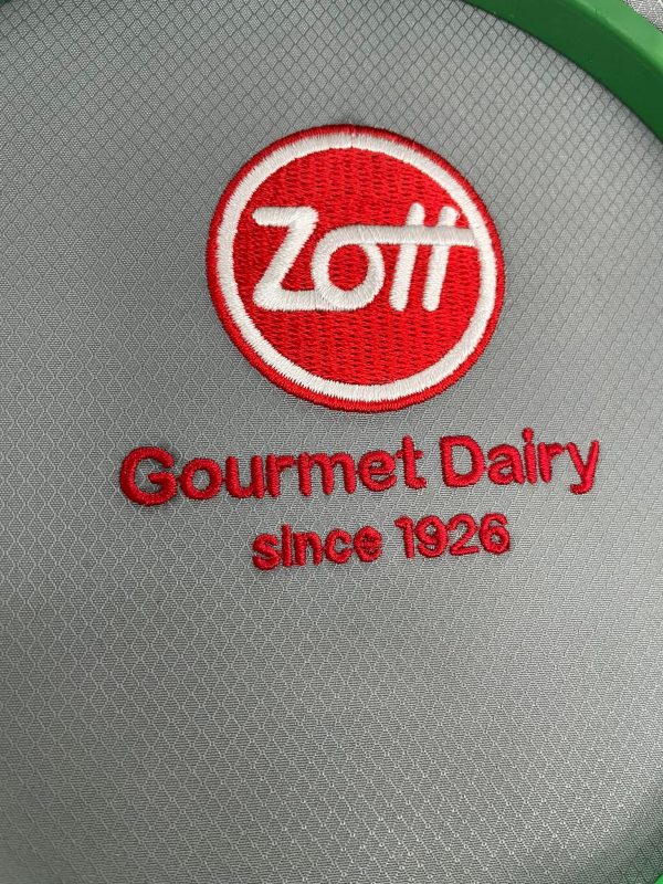 Thêu logo áo Zott