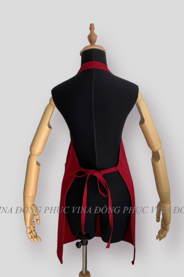 Đồng phục tạp dề yếm may sẵn màu Đỏ Đô mặt sau
