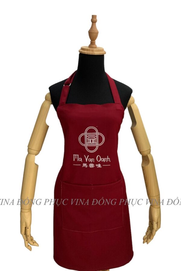 Tạp dề đồng phục màu đỏ đô Mã Văn Oanh