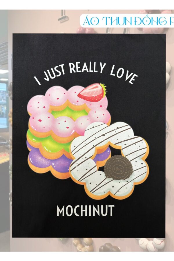Logo Áo thun đồng phục Oversize chuỗi bánh Mochinut in decal