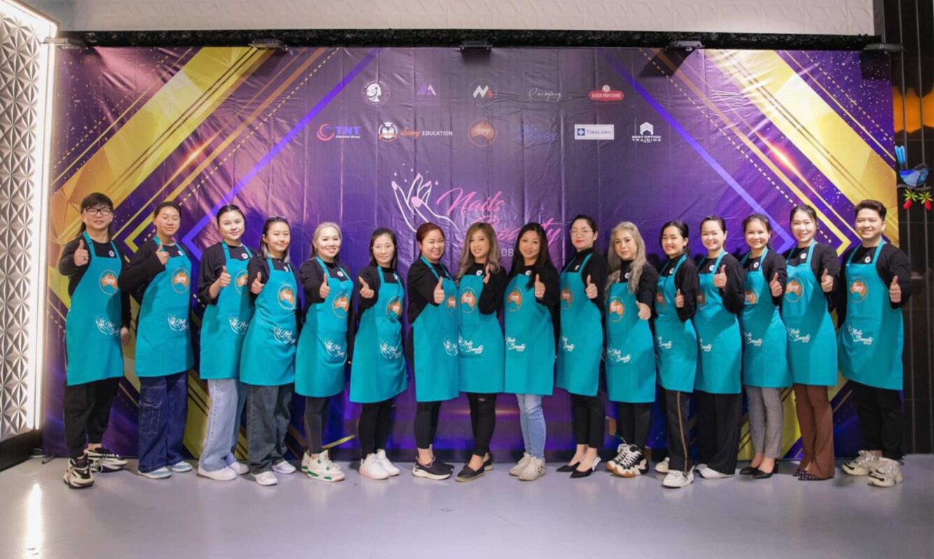 Hình ảnh khách hàng mặc tạp dề nail làm bởi Đồng Phục Vina