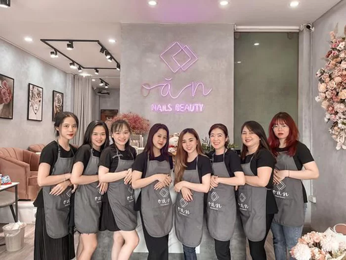 hình nhân viên nail mặc tạp dề in logo sang trọng