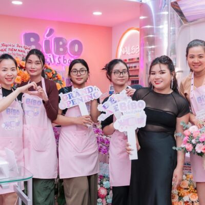 hình nhân viên nail đang mặc tạp dề đồng bộ