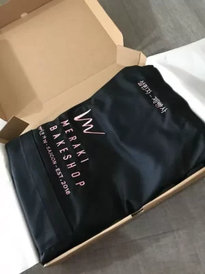 Thêu chữ lên áo quà tặng