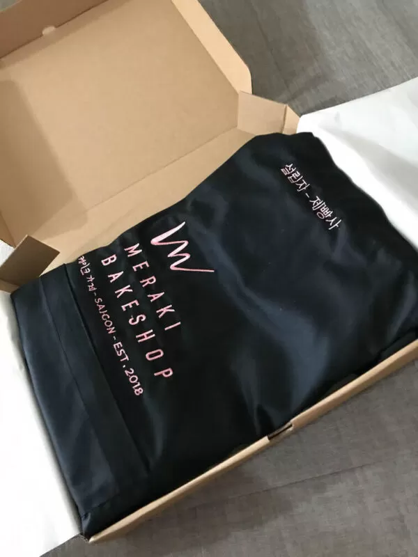 Thêu chữ lên áo quà tặng