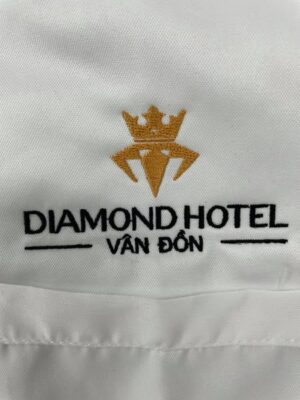 thêu hình logo công ty lên áo