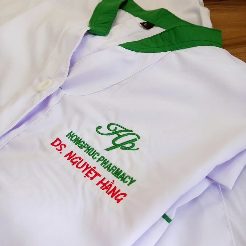 Thêu tên lên áo blouse