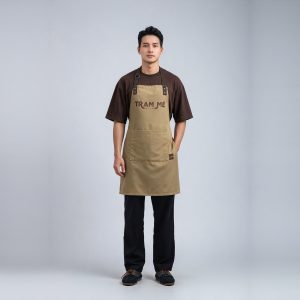 Đồng phục quán cafe Trạm Mê áo thun nâu tạp dề kaki